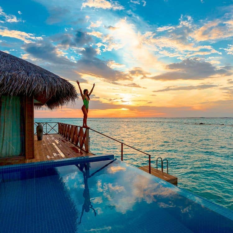Villa sur pilotis eau turquoise coucher soleil gérée par la conciergerie Madagascar Allobnb à Sainte-Marie