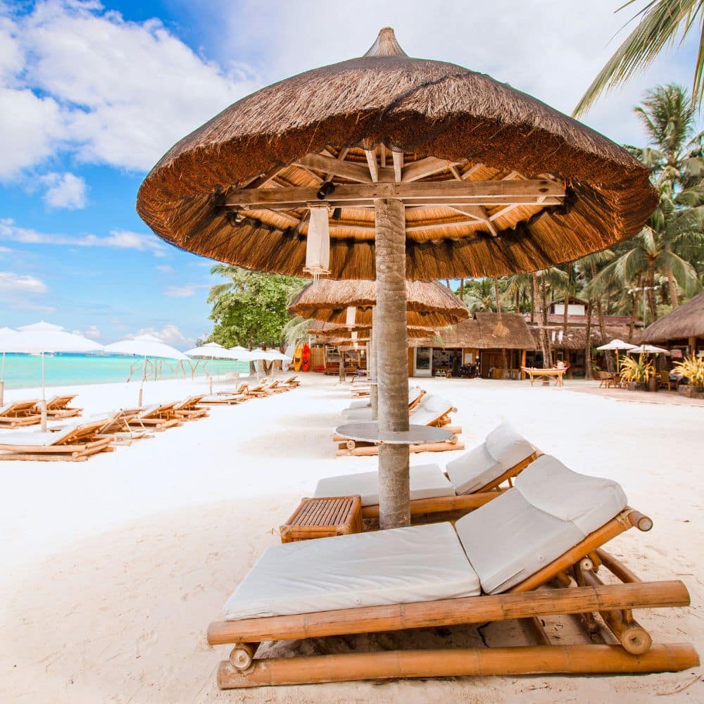 Parasol traditionnel plage chaises longues à Sainte Marie Madagascar