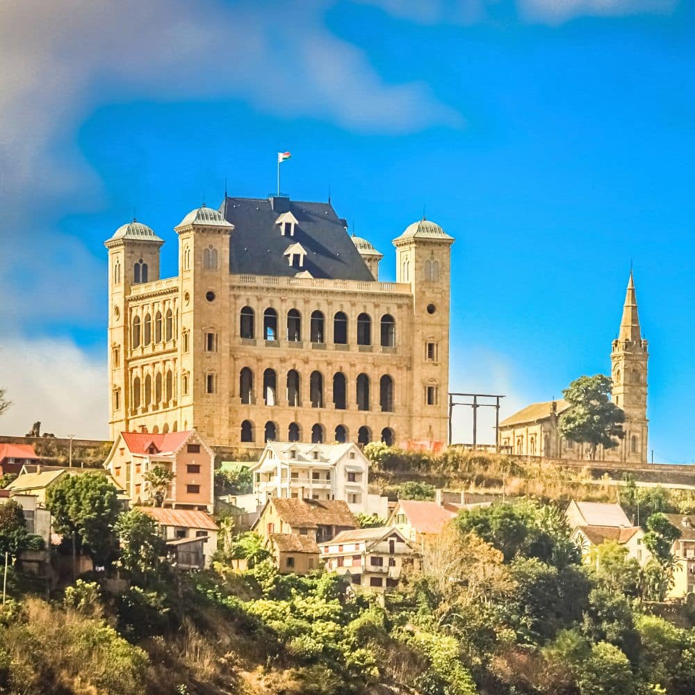 Château historique dans paysage montagneux Madagascar