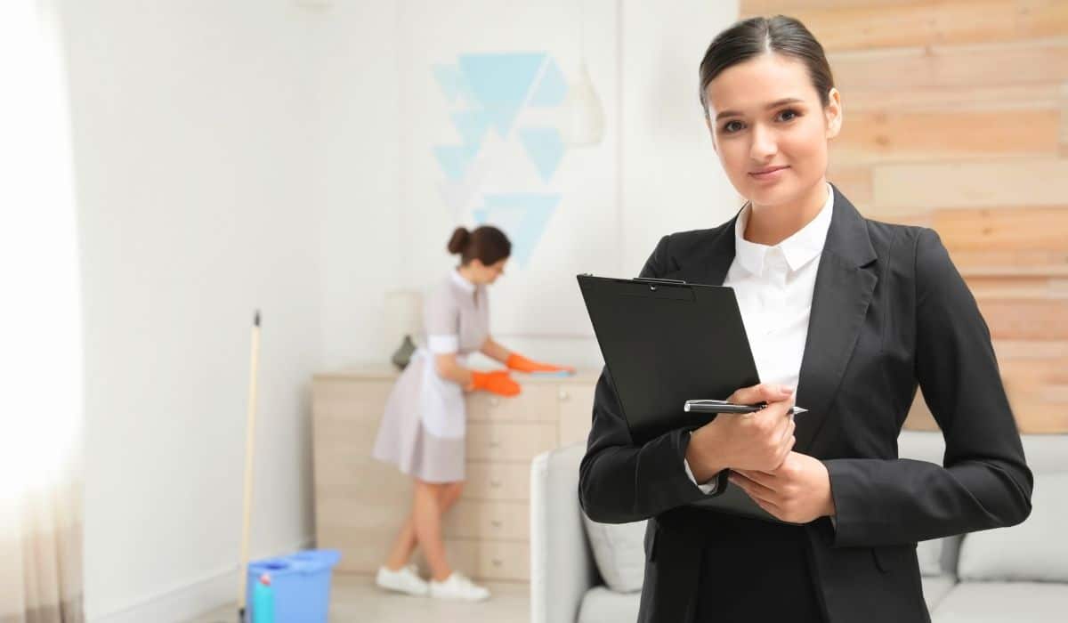 Femme professionnelle costume sourire confiance pour conciergerie Madagascar Allobnb